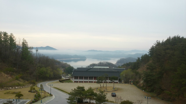 국학진흥원 내의 방에서 바라본 정경.jpg